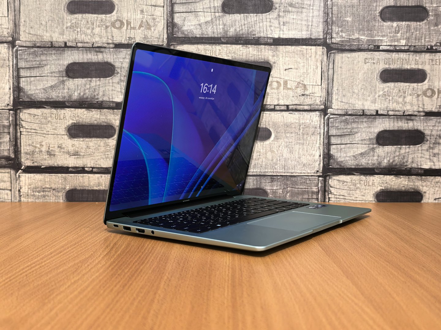 Ein offener Laptop steht auf einem Holztisch.